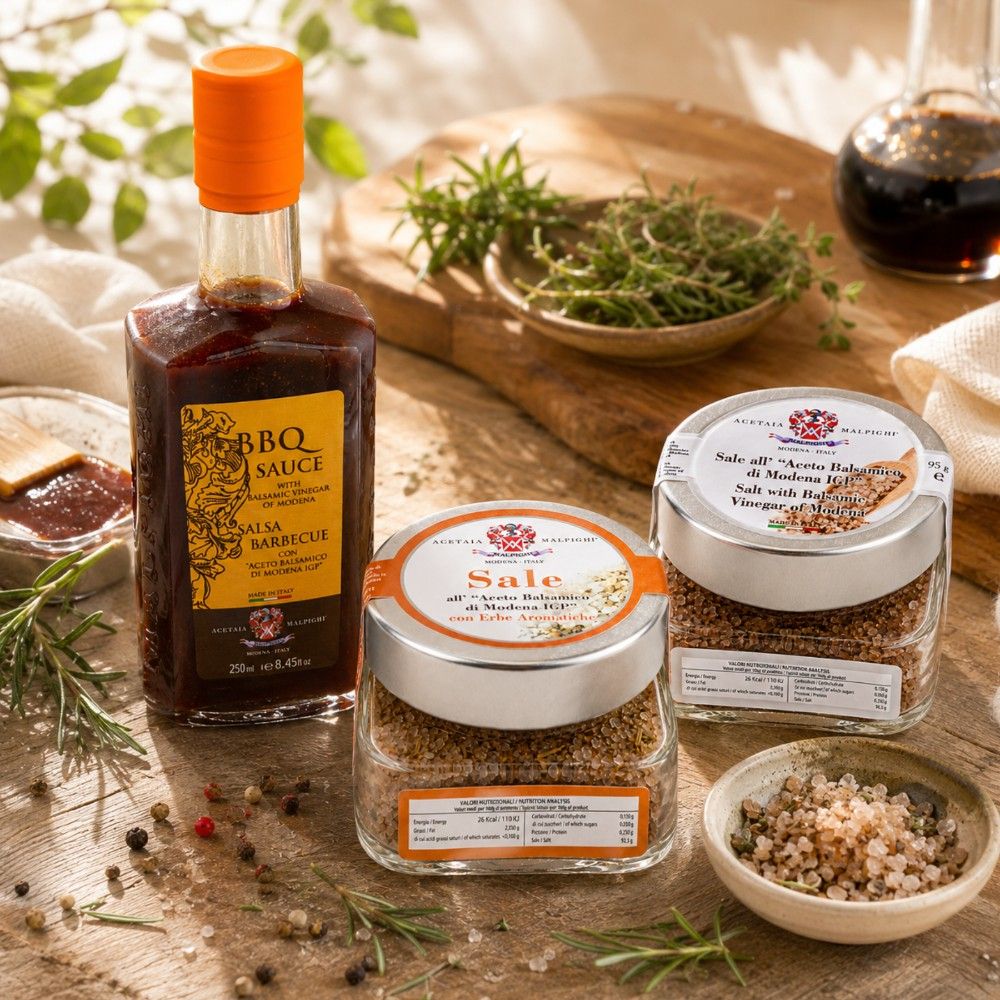 Acetaia Malpighi Kit Barbecue Gourmet – Salsa BBQ 250 ml, Sale al Balsamico 95 g e Sale alle Erbe 120 g